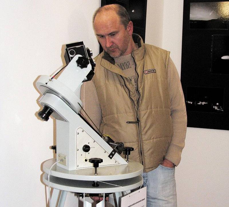 Z výstavy astronomických snímků, která je doplněná o dalekohledy.