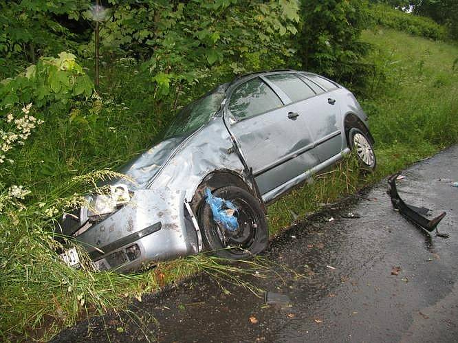 Rokytník u Hronova (Náchodsko): Při dopravní nehodě dvou osobních automobilů zemřel jeden člověk a tři byli těžce zraněni.