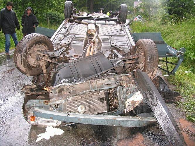 Rokytník u Hronova (Náchodsko): Při dopravní nehodě dvou osobních automobilů zemřel jeden člověk a tři byli těžce zraněni.