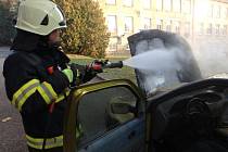 V areálu nemocnice v Jaroměři hořelo auto.