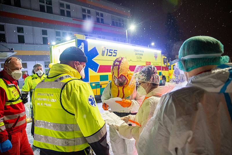 V úterý 9. února Záchranná služba se svým vozem Fenix převezla z Náchodské nemocnice část pacientů s COVID-19 do jiných nemocnic v republice.
