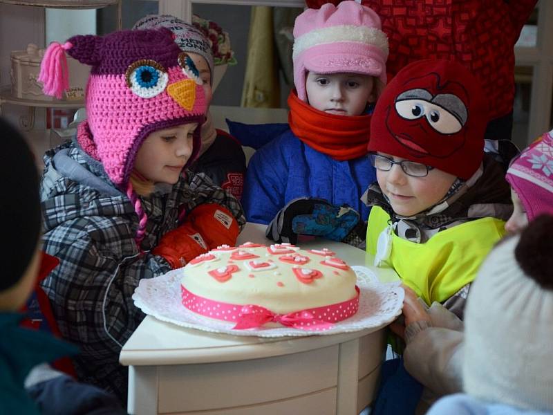 Děti z Růžové třídy MŠ Alšova v Náchodě vyhrály lahodný dort v soutěži Náchodského deníku spolu s Lázeňskou cukrárnou v Bělovsi.