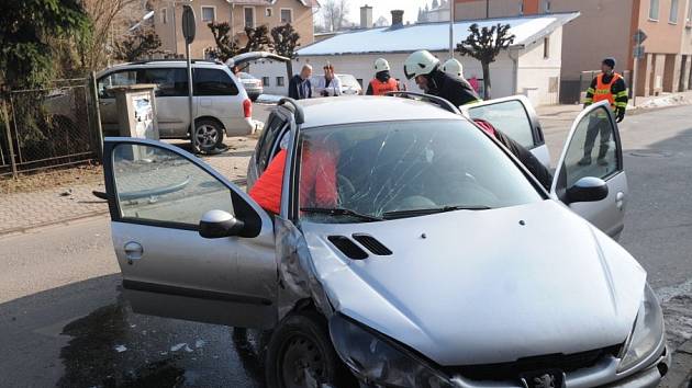 Řidička vozidla značky Peugeot přehlédla na křižovatce v Hronově u zdravotního střediska dopravní značku „Stůj, dej přednost v jízdě!“. 