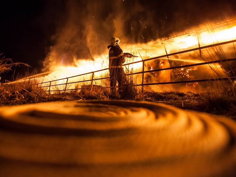 K velkému požáru skladovací haly sena v Bohuslavicích nad Metují došlo v neděli před čtvrtou hodinou ranní. 