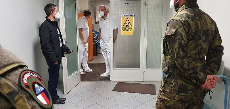 Náchodské nemocnici už začali pomáhat vojáci