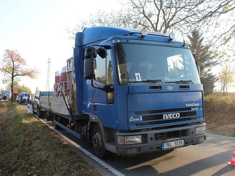 Náraz vytrhl řidiči volant z rukou. Hledají se svědci nehody.