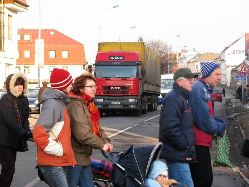 V České Skalici na náměstí se ve čtvrtek 12. února 2009 podruhé konal protest za dokončení obchvatu. Doprava byla na čtvrt hodiny zablokována.