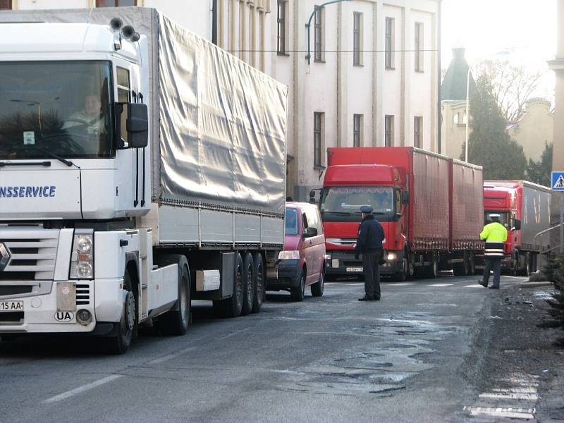 V České Skalici na náměstí se ve čtvrtek 12. února 2009 podruhé konal protest za dokončení obchvatu. Doprava byla na čtvrt hodiny zablokována.