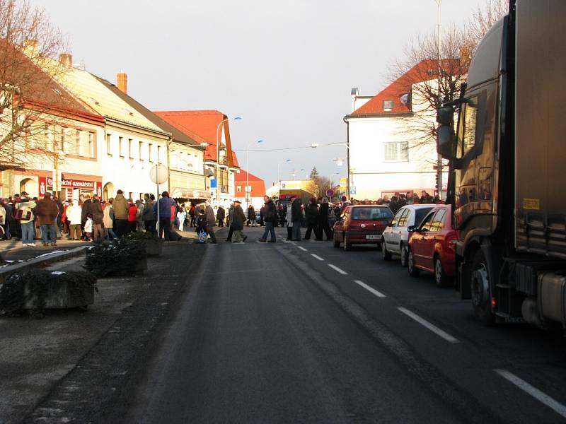 V České Skalici na náměstí se ve čtvrtek 12. února 2009 podruhé konal protest za dokončení obchvatu. Doprava byla na čtvrt hodiny zablokována.