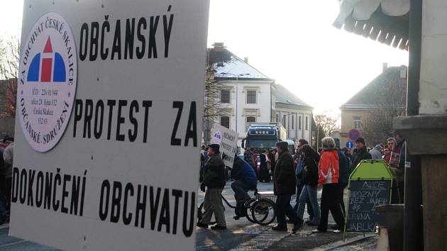 V České Skalici na náměstí se ve čtvrtek 12. února 2009 podruhé konal protest za dokončení obchvatu. Doprava byla na čtvrt hodiny zablokována.
