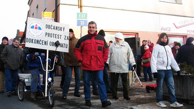 V České Skalici na náměstí se ve čtvrtek 12. února 2009 podruhé konal protest za dokončení obchvatu. Doprava byla na čtvrt hodiny zablokována.