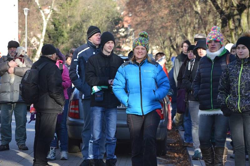 Otužilci se na Silvestra v Náchodě rozloučili se starým rokem v řece Metuji.