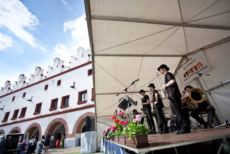  Tradiční akce Brány města dokořán zahájila o víkendu v Novém Městě nad Metují, jedné z historických perel východních Čech, letošní turistickou sezonu. 