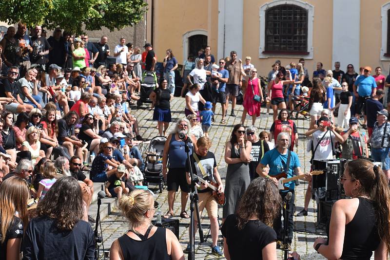 Už potřetí ožilo broumovské Kostelní náměstí mimořádným hudebním setkáním. Několik bubeníků, kytaristů, baskytaristů a smečka zpěváků nabídlo publiku přibližně tucet skladeb domácích i zahraničních interpretů.