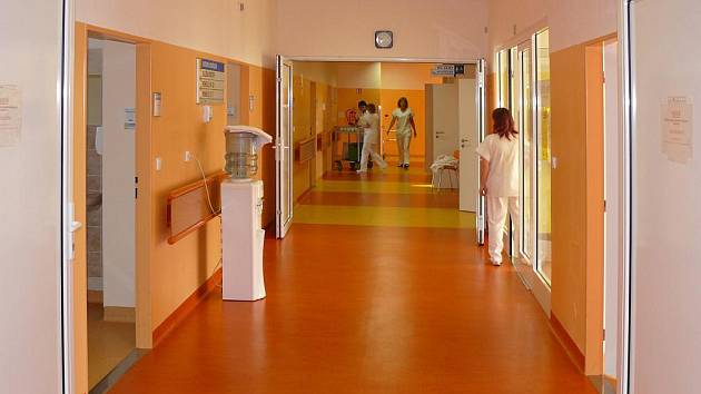 Interiér broumovské nemocnice, ve které došlo k uzavření operačních sálů, v jejíž chirurgické oddělení se má – k velké nelibosti občanů – na konci června zrušit. 