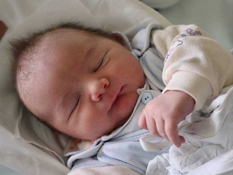LUKÁŠ KLIMEŠ z Broumova je prvním děťátkem Lucie Gabajové a Lukáše Klimeše. Chlapeček se narodil 3. května 2017 v 5.50 hodin. Váha ukázala 4060 gramů.