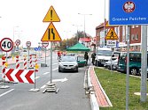 Kontroly vozidel a osob překračujících hraniční přechod do Polska v Náchodě - Bělovsi.