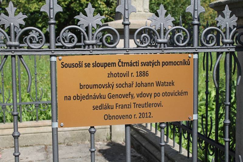 SOUSOŠÍ SE SLOUPEM Čtrnácti svatých pomocníků zhotovil v roce 1886 broumovský sochař Johann Watzek, na objednávku Genovefy, vdovy po otovickém sedlákovi Franzi Treutlerovi.