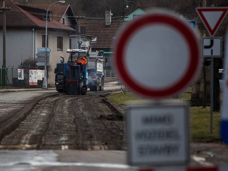 Rekonstrukce silnice mezi Novým Městem nad Metují a obcí Spy.