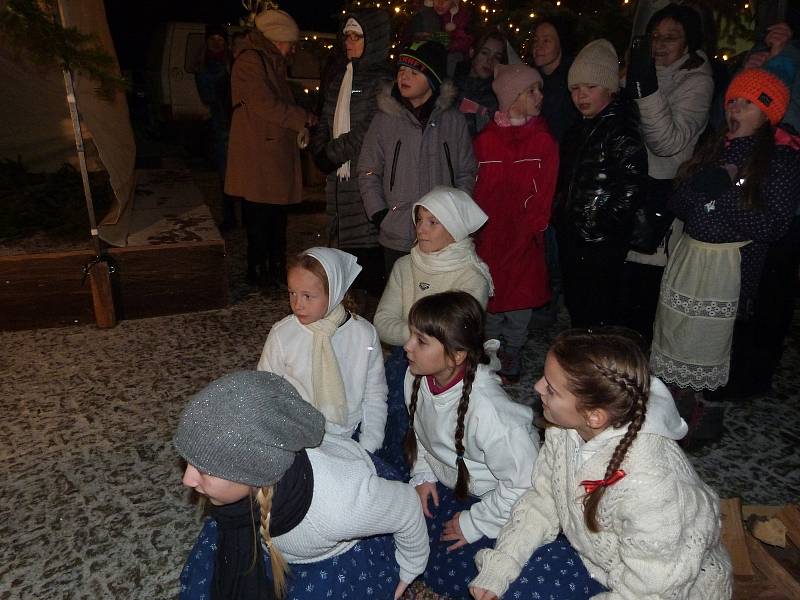 Druhá adventní neděle na Husově náměstí v Novém Městě nad Metují.