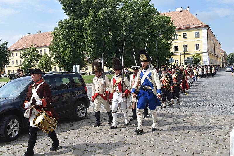 Díky dlouho očekávané akci Oživlý Josefov se pevnostnímu městu vrátila slavná vojenská minulost, kterou ochutnaly stovky návštěvníků. 