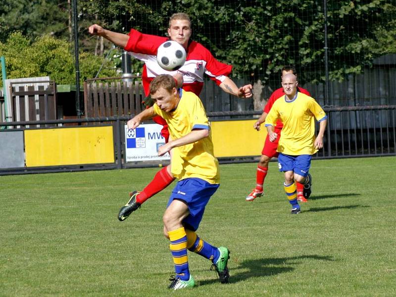 PO ČTYŘECH REMÍZÁCH slaví fotbalisté České Skalice (ve žlutém) první vítězství.