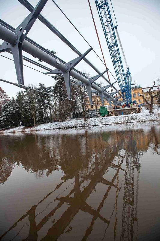 NOVOU MOSTNÍ KONSTRUKCI pokládají v těchto dnech přes Labe v centru Jaroměře.