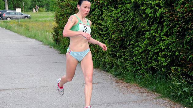 Kategorii žen vyhrála s jedenáctiminutovým náskokem novoměstská atletka Lenka Hanušová.