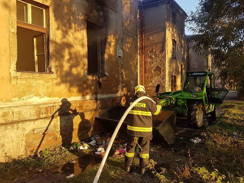 Byt celý vyhořel, hasiči z domu vyvedli dva lidi.