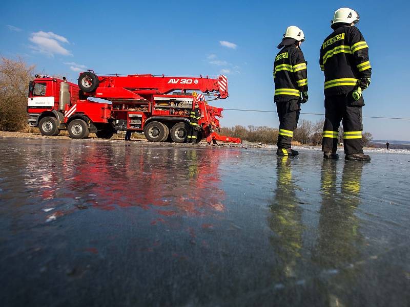 Na Rozkoši uvízl bagr, z bláta ho vyprošťovali hasiči technikou.