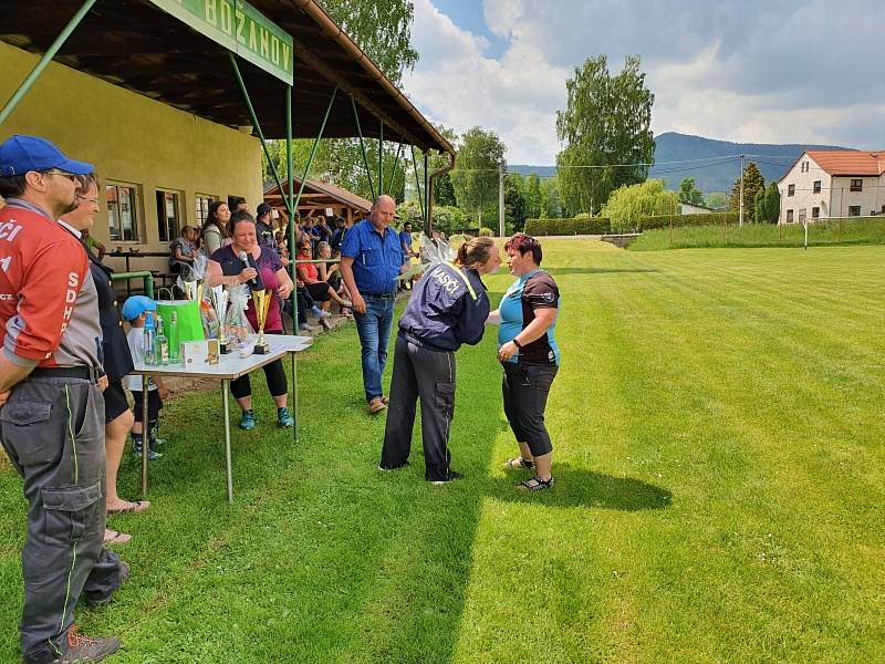 Na zeleném trávníků se odehrála tradiční hasičská soutěž v požárním sportu.