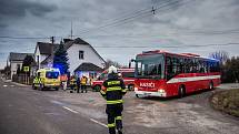 U Černčic havaroval autobus s cestujícími, pět lidí se zranilo.