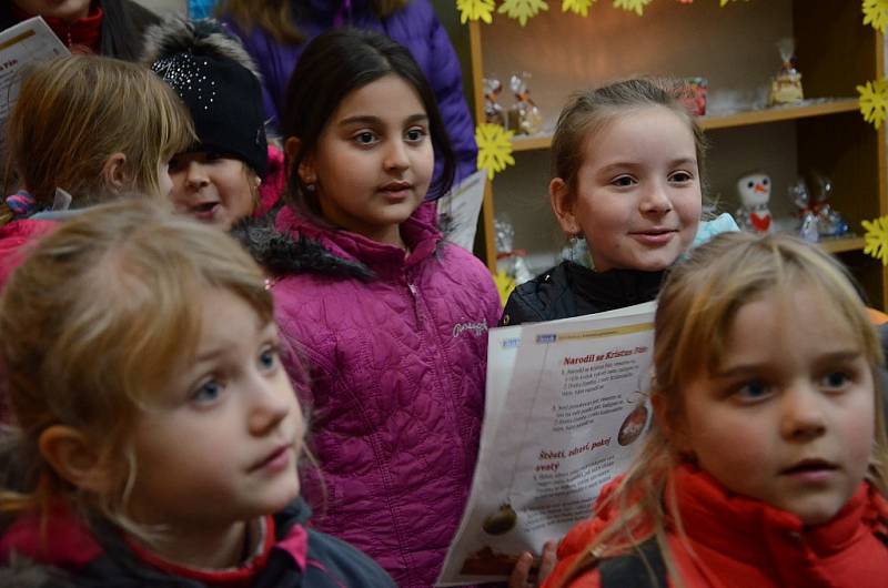 Akce Česko zpívá koledy ve vstupní hale náchodské knihovny