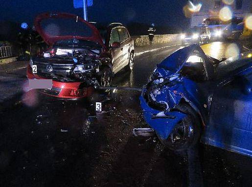 Na skutečnost, že pneumatiky na mokré silnici snadněji uklouznou a auto může dostat smyk, doplatilo hned několik motoristů.