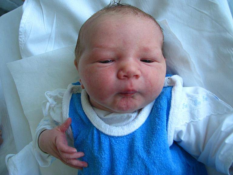 ŠTĚPÁN NOVOTNÝ přišel na svět 24. srpna 2009 v 12.12 hod. Po narození vážil 3,525 kg a měřil 49 cm. Domov má s rodiči v Martínkovicích.