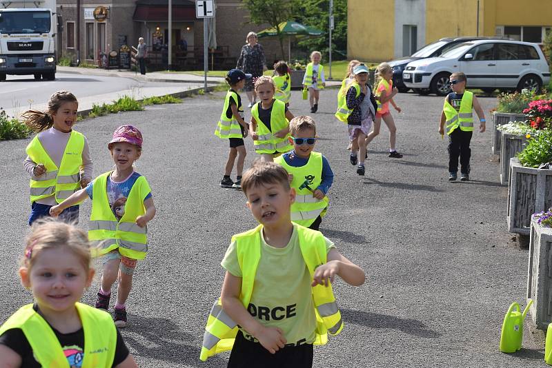 Předškoláci z MŠ Meziměstí adoptovali hned dva květináče – v jednom děti pěstují bylinky a v druhém je okrasná Pohádková zahrádka.