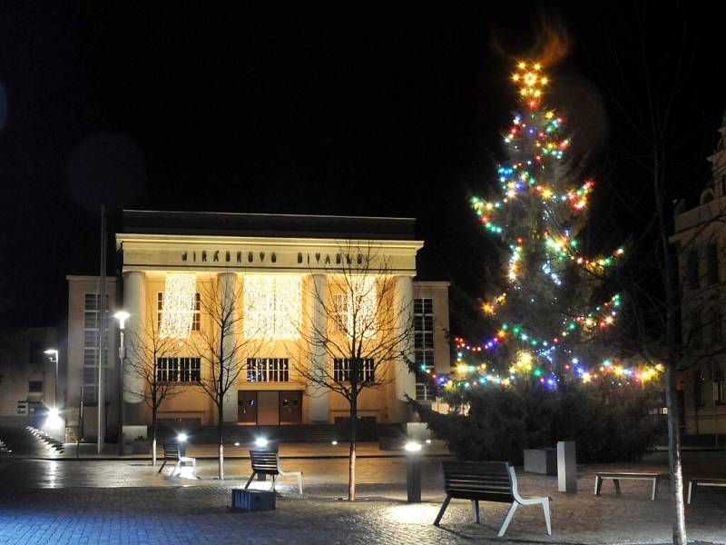 V podvečer na první adventní neděli přišla na hronovské náměstí téměř tisícovka obyvatel města, aby byla svědkem slavnostního rozsvícení vánočního stromu, který bude až do 6. ledna tvořit dominantu náměstí. 