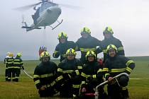 Na letišti ve Velkém Poříčí se začátkem listopadu konal výcvik s vrtulníkem pro jednotky dobrovolných hasičů.