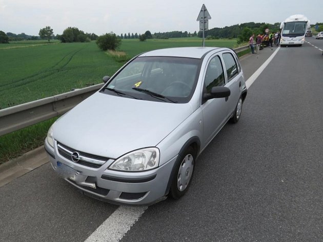 Neukázněné kačeny, které se pohybovaly v sobotu dopoledne kolem odbočky na Velký Třebešov, tedy na obchvatu České Skalice, způsobily nakonec dopravní nehodu. 