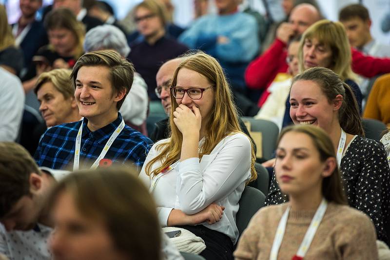 Jak posílit důvěru v evropské instituce, jako jsou EU či NATO, diskutovali na prvním středečním panelu bývalá soudkyně Ústavního soudu Eliška Wagnerová spolu se socioložkou Markétou Sedláčkovou a historikem Tomášem Petráčkem.