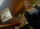 V příjemných prostorách Zahradní kavárny Trees v Červeném Kostelci lze do 15. února 2020 vidět pozoruhodnou výstavu prací hronovské malířky Hany Rummelové, která od roku 2015 tvoří pod pseudonymem Mogedyby Woa.
