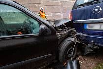 Dopravní nehoda dvou osobních automobilů v Náchodě - Bražci.