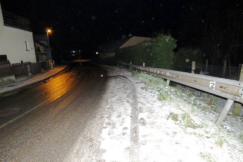 Na silnicích to klouzalo. Motoristé i chodci naštěstí vyvázli bez vážnějších následků.