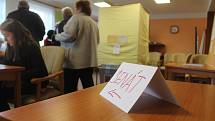 Ve 14 hodin se otevřely volební místnosti i v Broumově, např. v okrsku č. 9 v Domově důchodců.