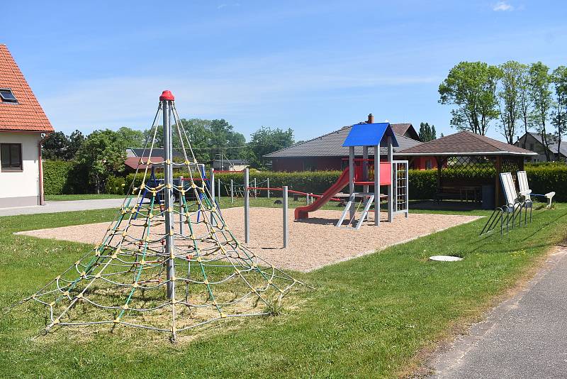 Pro volnočasové aktivity je obyvatelům k dispozici sportovní hřiště, tenisový kurt a dětské hřiště.