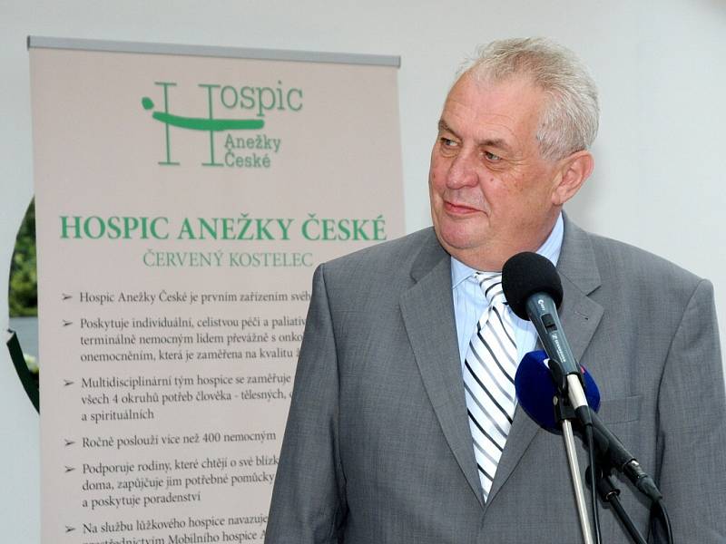 Na první návštěvu Královéhradeckého kraje ve funkci prezidenta přijel Miloš Zeman vloni v červenci. Zamířil do Hospice Anežky České v Červeném Kostelci. 