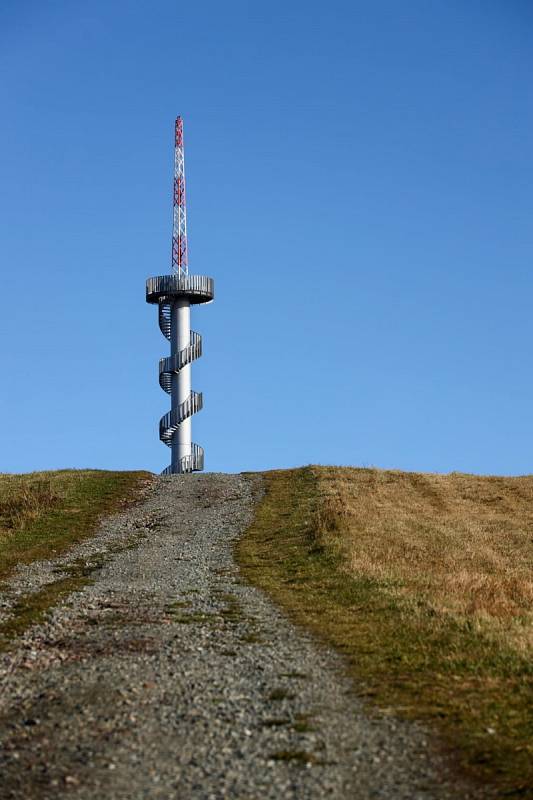 Rozhledna na vrchu Šibeník u Nového Hrádku nabízí nádherné podzimní výhledy do téměř celých východních Čech.