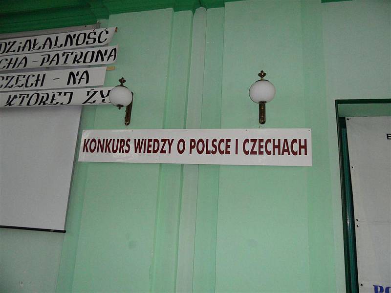 V 16. ročníku prestižní mezinárodní vědomostní soutěže o poháry českého a polského konzula si vedly dobře tři zástupkyně broumovského gymnázia.