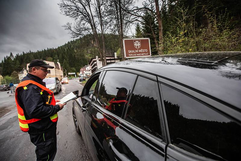 Adršpach zažívá nájezdy zejména polských turistů, stovky aut míří do skalního města. Dopravu musí řídit jak policie, tak dobrovolní hasiči.