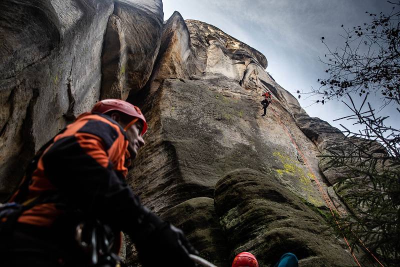 Součinnostní cvičení Skalní záchranné služby, HZS a ZZS v adršpašských skalách. Simulovaná záchrana zraněného horolezce ze skalní věže Milenci.